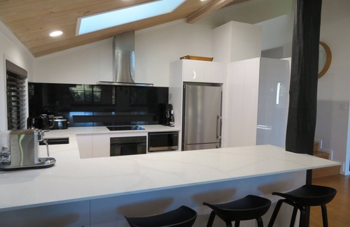 Sunrise Beach House | Longboard Beach House - WiFi (unlimited) & Pet Friendly