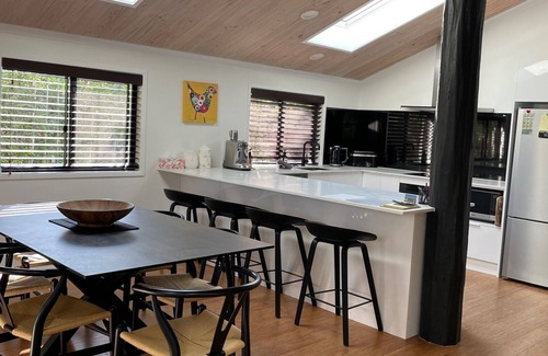Sunrise Beach House | Longboard Beach House - WiFi (unlimited) & Pet Friendly