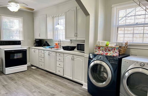 Winston - Salem House | 🧺 Longer Stays Welcomed. I-40, US 52, & Shopping🧺