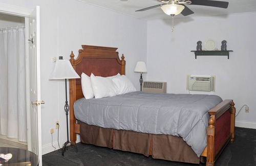 Town of Reading Hotel | Longhouse Lodge Motel