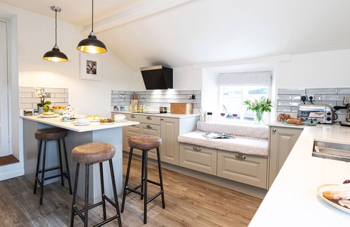 Grange-over-Sands Cottage | LONGLANDS FARM COTTAGE, family friendly, with hot tub in Cartmel