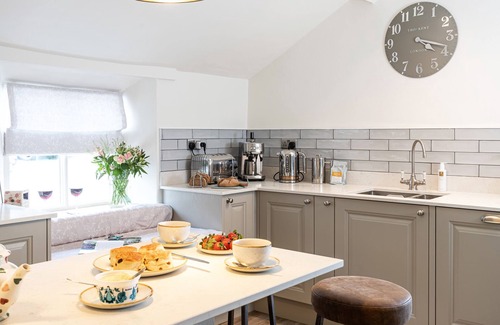 Grange-over-Sands Cottage | LONGLANDS FARM COTTAGE, family friendly, with hot tub in Cartmel