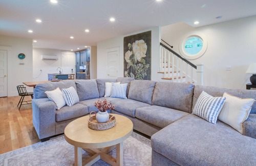 Prospect House | Longterm Stay at a Waterfront Retreat, Louisville
