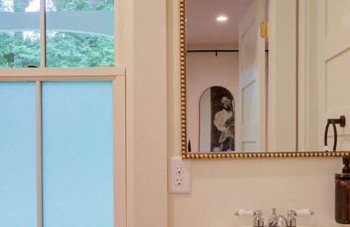 Prospect House | Longterm Stay at a Waterfront Retreat, Louisville