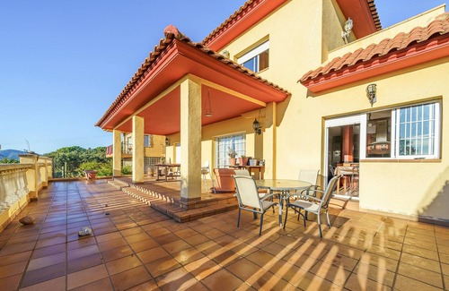 El Mas Mora House | Look forward to a great vacation in this beautiful vacation home with pool.