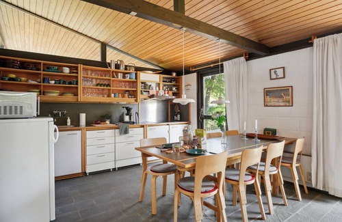 Frolunde House | Look forward to vacationing in this inviting cottage near the beach.