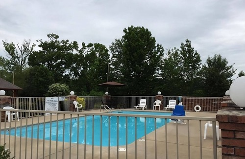 Cabot House | Look No Further! 3 Pet-friendly Units, Free Breakfast, Pool, Near Cabot Fields