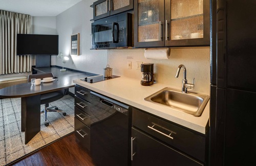 Doral Apartment | Looking for Perfect Spot to Relax? Enjoy Our Room w/Full-Kitchen, FREE Parking