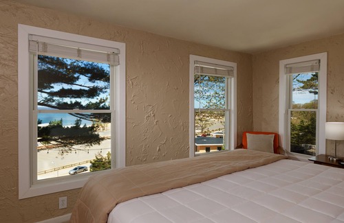 Grand Haven Bed & Breakfast | Looking Glass Beachfront Inn