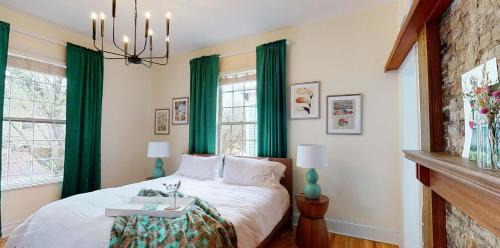 Cabbagetown Apartment | Looking Glass