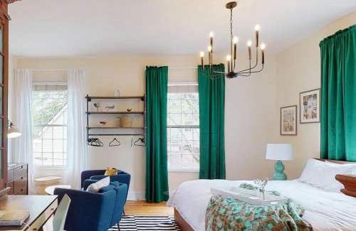 Cabbagetown Apartment | Looking Glass