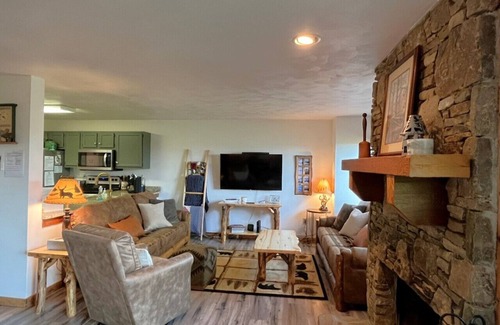Hidden Valley House | 🍁 Lookout Lodge | Mountain Views, Fireplace & Steps to Fall Adventures🌄🍂