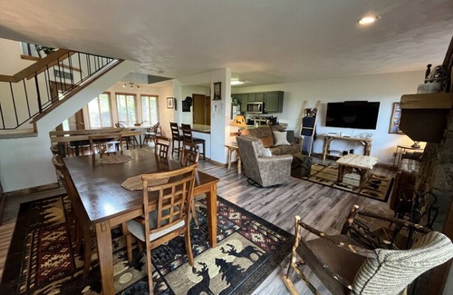 Hidden Valley House | 🍁 Lookout Lodge | Mountain Views, Fireplace & Steps to Fall Adventures🌄🍂
