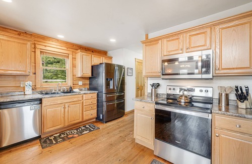 Wolf Laurel Cabin | Lookout Lodge | Panoramic Views, Pool Table + Biltmore Pass near Hatley Pointe