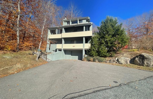 Lincoln House | Loon Family Getaway w/ski shuttle, garage and view