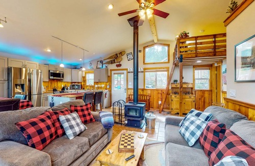 Loon Lake Cabin | Loon Lake Home & Cabins w/ Firepit, Kayaks, & Dock