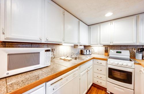 Lincoln House | Loon Mountain Townhome with Pool and Slope Views!