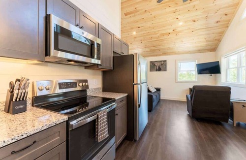 Sullivan House | Loon's Nest Cabin! Su