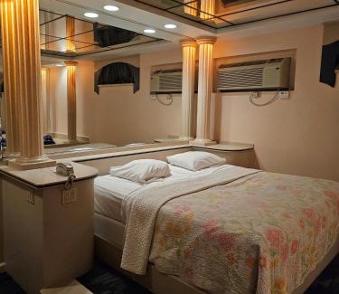 Avenel Hotel | Loop Inn Motel