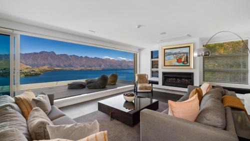 Fernhill Apartment | Lordens Penthouse- Hot Tub- BBQ- Gas Fire