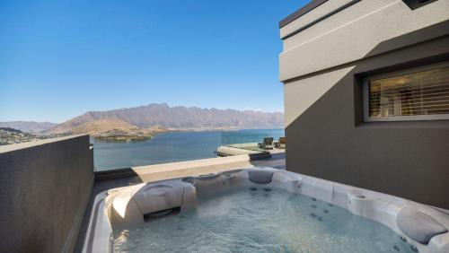 Fernhill Apartment | Lordens Penthouse- Hot Tub- BBQ- Gas Fire