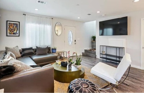 Bell Gardens House | Los Angeles Lux Jazz Retreat