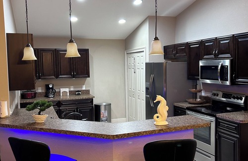 Candler House | LOS SHORES Vacation Lodging