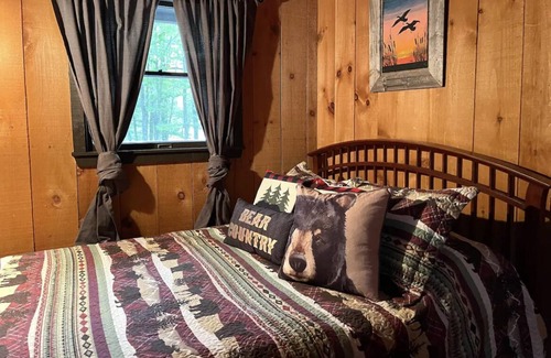 Conway Ski Chalet | Lost Compass Cabin. A woody chalet in the gateway to the White Mountains