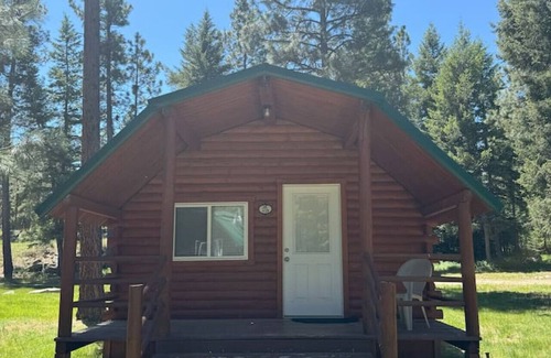 Grantsdale Cabin | Lost Horse Lodge - Double Queen Cabin #20