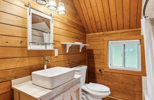 Grantsdale House | Lost Horse Lodge Double Queen Cabin 21
