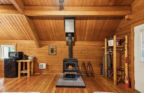 Grantsdale House | Lost Horse Lodge Double Queen Cabin 19 - PetsOK