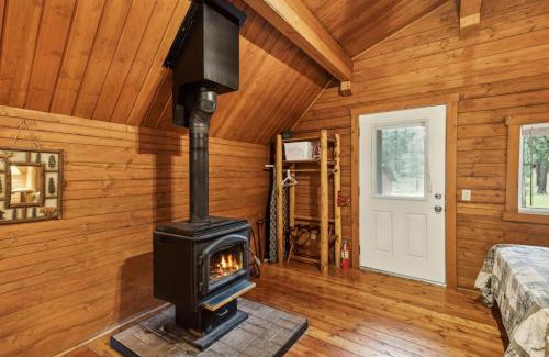 Grantsdale House | Lost Horse Lodge Double Queen Cabin 16 - PetsOK