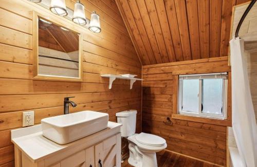 Grantsdale House | Lost Horse Lodge King Cabin10
