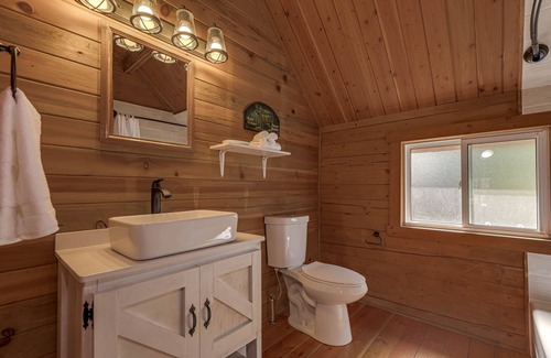 Grantsdale House | Lost horse Resort Cabin 9