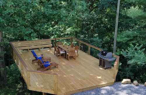 Mathias Cottage | Lost River WV-Relaxing 3br/2bath farmhouse-dog friendly- treetop deck-workspace
