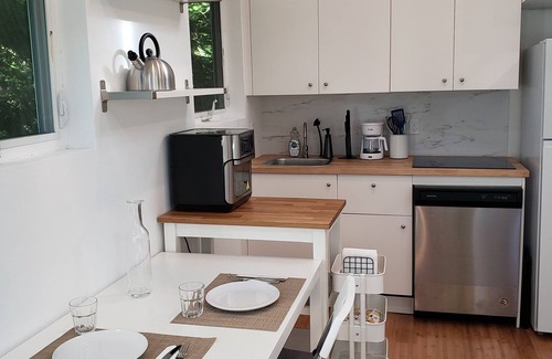 Southwest Hills Apartment | Lots of Natural light. Excellent Location. Studio + Loft. Parking on-site