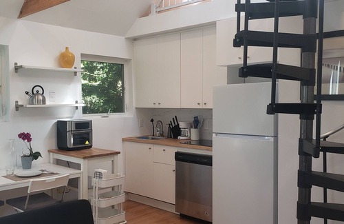 Southwest Hills Apartment | Lots of Natural light. Excellent Location. Studio + Loft. Parking on-site