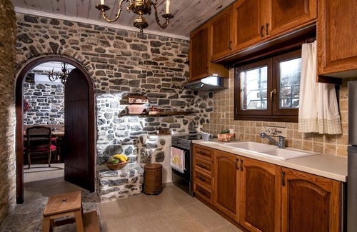 Vizari Apartment | Lotzetta Giannios Suite with Hot Tub by Estia