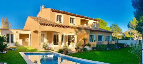 Saint-Martin-de-Crau Bed & Breakfast | Lou Meinado, un concept "comme à l'hôtel"