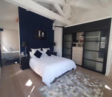 Est Bed & Breakfast | Lou Pantai, Bed and Breakfast, Delux Bedroom