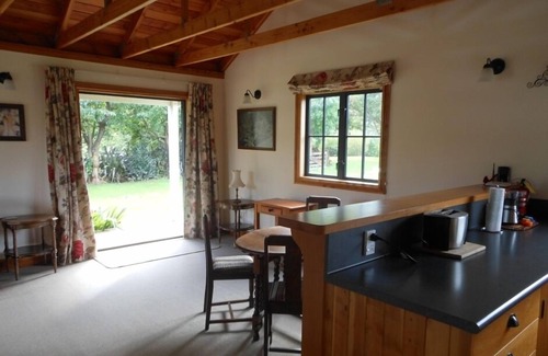 Havelock North Cottage | Louisa Cottage Private with All Round Rural Views