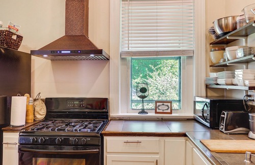 Old Louisville Apartment | Louisville Vacation Rental 2 Mi to Churchill Downs