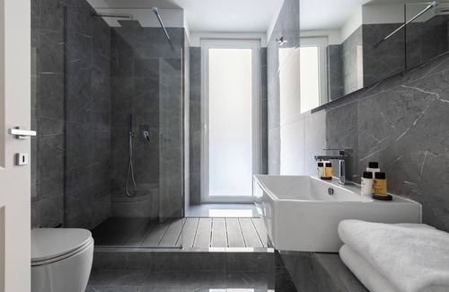Rione XVI Ludovisi Apartment | Louly Trevi Fountain 4 Bedroom Luxury Apartment