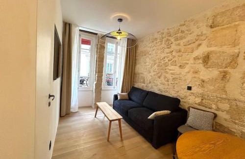 Quartier de la Monnaie Apartment | Louvre -Notre Dame 2BD, 2BATH AC