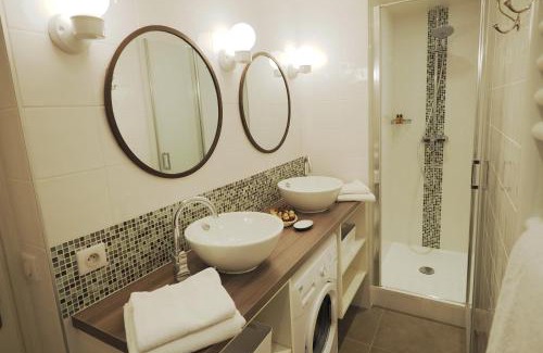 Vivienne Apartment | Louvre Opera Classic ChicSuites