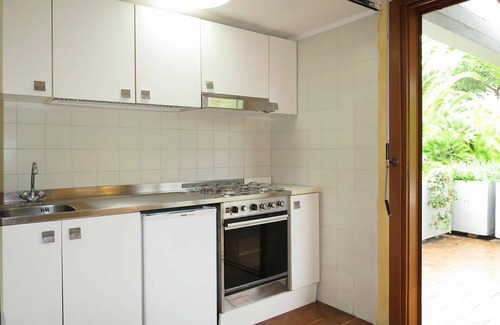 Castiglione della Pescaia House | Lovely apartment in villa for 4 guests with A/C, pool, WIFI, TV, terrace and pets allowed