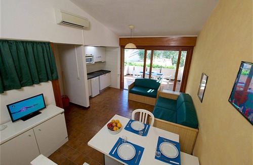 Castiglione della Pescaia House | Lovely apartment in villa for 4 guests with A/C, pool, WIFI, TV, terrace and pets allowed
