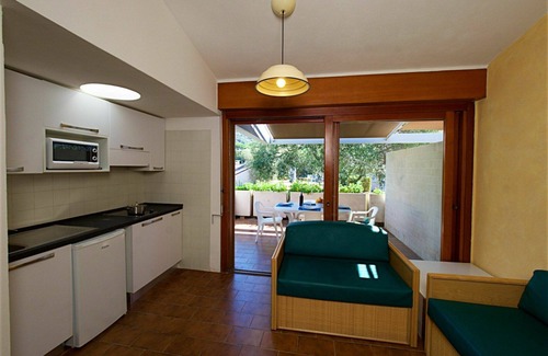 Castiglione della Pescaia House | Lovely apartment in villa for 4 guests with A/C, pool, WIFI, TV, terrace and pets allowed