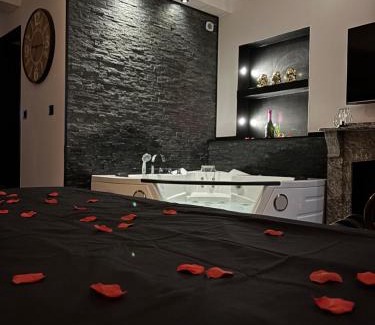 Limoux Apartment | Love Room L'instanté - Suite "L'élégante"