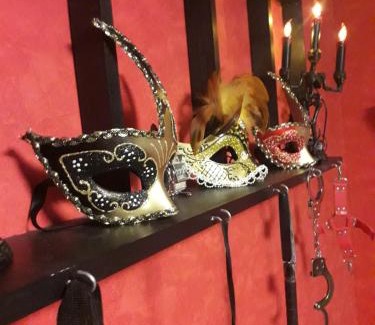 Barr Apartment | LOVE ROOM Le rouge et noir